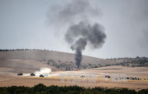 Xe tăng quân đội Thổ Nhĩ Kỳ làm nhiệm vụ trong chiến dịch chống IS tại khu vực Jarabulus ngày 24/8. Ảnh: AFP/TTXVN