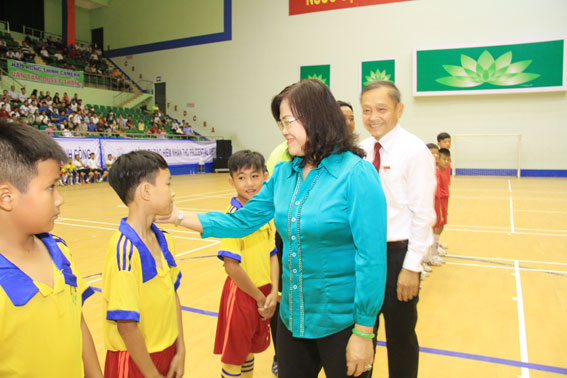 Phó chủ tịch UBND tỉnh Nguyễn Hòa Hiệp bắt tay động viên các cầu thủ Thống Nhất trước trận chung kết