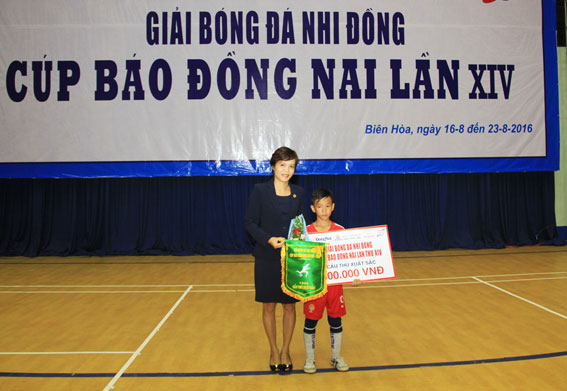 Bà Nguyễn Thanh Diệp, Tổng giám đốc Công ty cổ phần giáo dục Thành Thành Công - đơn vị tài trợ chính trao giải cầu thủ xuất sắc
