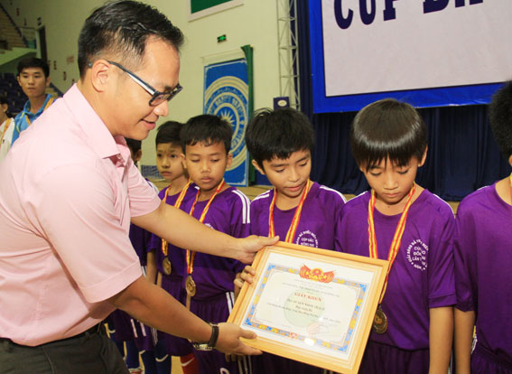 Phó giám đốc Sở Văn hóa, thể thao - du lịch Nguyễn Xuân Thanh trao giấy khen của sở cho đội đoạt thứ hạng