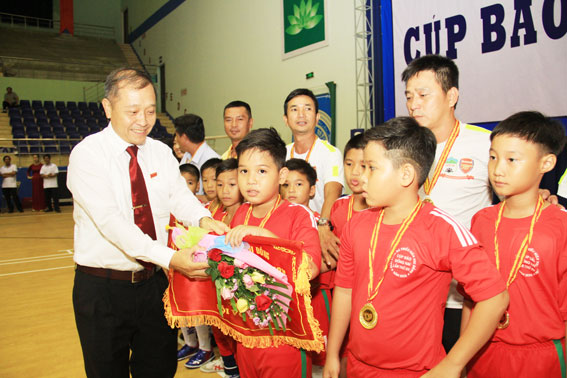 Tổng biên tập Báo Đồng Nai, Trưởng BTC Trần Huy Thanh trao cờ vô địch đội bóng Biên Hòa 1
