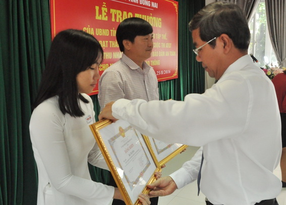 Phó chủ tịch UBND tỉnh Nguyễn Quốc Hùng trao bằng khen cho các cá nhân đạt thành tích trong tuyên truyền, góp phần phòng chống và đảm bảo an toàn giao thông