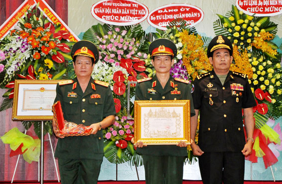 Đại tướng Suon Khamlor, Phó Tư lệnh Lục quân Quân đội Hoàng gia Campuchia trao huân chương hữu nghị Vương quốc Campuchia cho ban giám hiệu nhà trường 