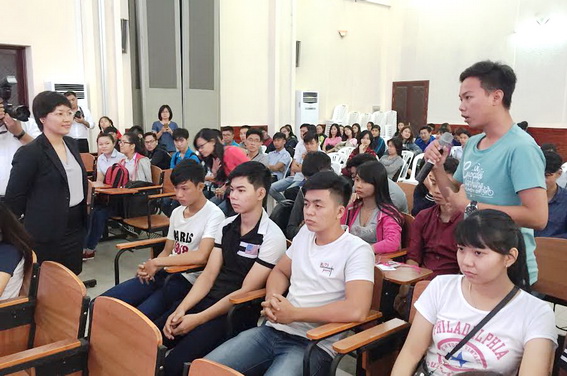 Tân sinh viên trao đổi với Tổng giám đốc Công ty cổ phần đường Biên Hòa Trần Quế Trang trong ngày hội tựu trường