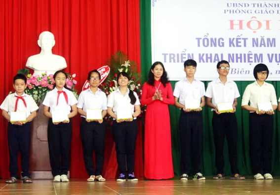  Khen thưởng học sinh đạt giải quốc gia năm học 2015-2016.