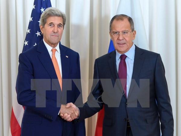 Ngoại trưởng Nga Sergei Lavrov (phải) và người đồng cấp Mỹ John Kerry (trái) tại cuộc hội đàm ở Geneva. (Nguồn: AFP/TTXVN)