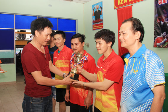 Ban tổ chức trao cúp cho đội vô địch Thiên Thanh 1