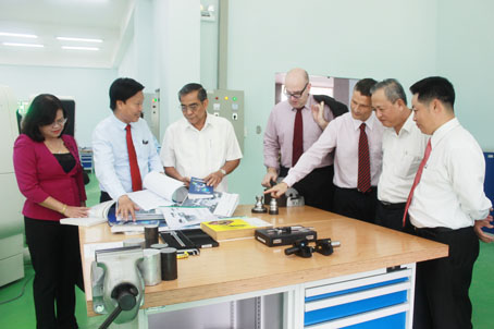 Phó bí thư thường trực Tỉnh ủy Trần Văn Tư (thứ 3 từ trái qua) thăm xưởng đào tạo nghề của Trường cao đẳng nghề Lilama 2. Ảnh: H.Dung
