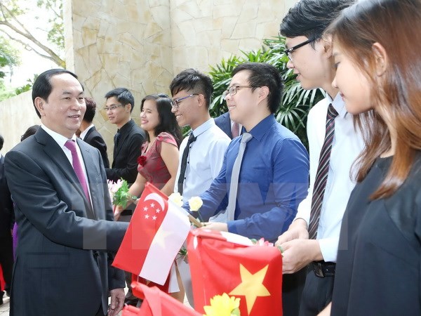 Các sinh viên Việt Nam tại Singapore chào đón Chủ tịch nước Trần Đại Quang và Phu nhân. (Ảnh: Nhan Sáng/TTXVN)