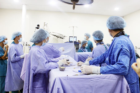 Các bác sĩ Khoa Ngoại thần kinh Bệnh viện đa khoa Thống Nhất phẫu thuật cột sống bằng kỹ thuật 3 trong 1 cho bệnh nhân bị gẫy cột sống lưng. Ảnh: Đ.Ngọc