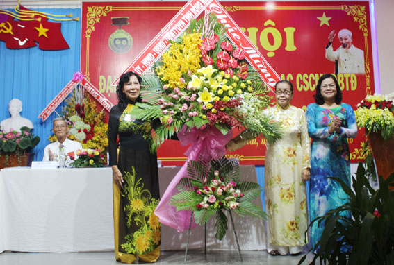 : Phó chủ tịch UBND tỉnh Nguyễn Hòa Hiệp tặng lẵng hoa chúc mừng đại hội.