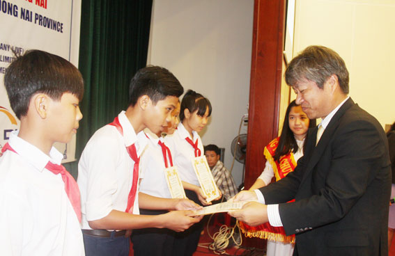 Đại diện Tập đoàn Sojitz Việt Nam trao học bổng cho các em học sinh 