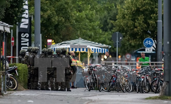 Cảnh sát Đức tuần tra tại một trung tâm mua sắm ở Munich ngày 22/7. (Nguồn: AFP/TTXVN)