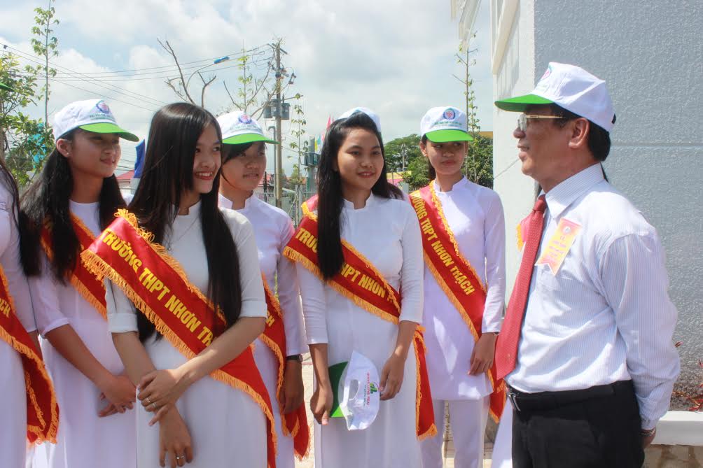 Nguyên giám đốc Sở GD-ĐT Lê Minh Hoàng trò chuyện, động viên học sinh nhà trường cố gắng học tập tốt.