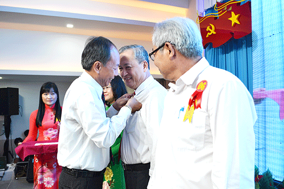 Đồng chí  Trần Tấn Hùng, Phó trưởng ban Tôn giáo Chính phủ trao kỷ niệm chương cho các cá nhân ở Đồng Nai