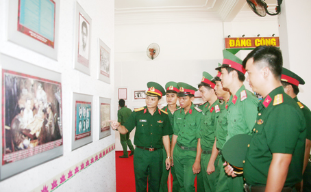 Cán bộ, chiến sĩ lực lượng vũ trang tỉnh tham quan triển lãm ảnh và hiện vật chủ đề “Bác Hồ với thanh niên Việt Nam” do Bảo tàng Đồng Nai tổ chức.