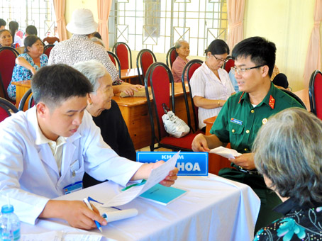 Anh Nguyễn Thanh Liêm thăm hỏi sức khỏe những người già được khám chữa bệnh miễn phí.