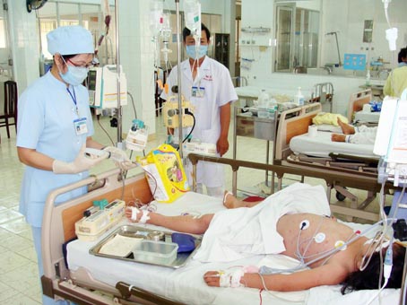  Một học sinh bị sốt xuất huyết phải điều trị lọc máu tại Bệnh viện nhi đồng Đồng Nai với chi phí do quỹ bảo hiểm y tế chi trả. Ảnh: P.Uyên