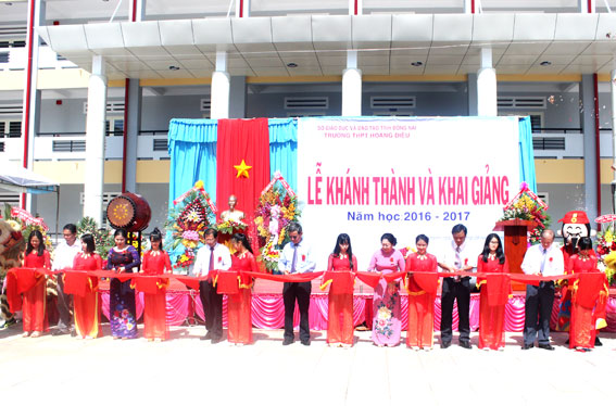 Chủ tịch UBND tỉnh Đinh Quốc Thái cắt băng khánh thành Trường THPT Hoàng Diệu.