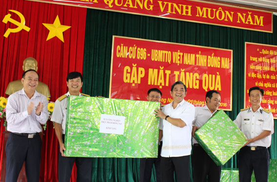 Đồng chí Huỳnh Văn Tới trao 10 chiếc tivi màn hình phẳng, có kết nối internet và 100 phần quà quà cho Căn cứ 696.