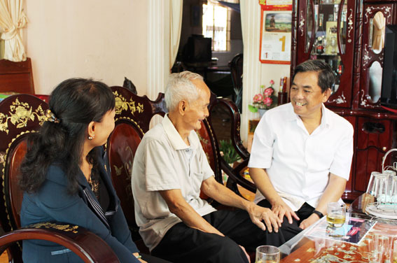 Đồng chí Huỳnh Văn Tới cũng đã tới thăm và tặng quà Trung tá Phạm Văn Đạm (91 tuổi, nguyên là chính trị viên huyện đội Long Thành, ngụ tại xã Phú Thạnh, huyện Nhơn Trạch)