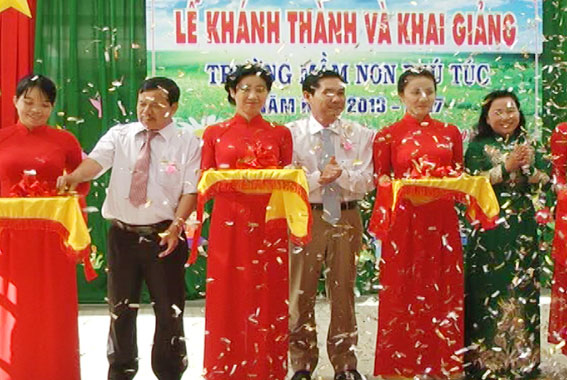 Lãnh đạo địa phương và lãnh đạo nhà trường cắt băng khánh thành trường mầm non Phú Túc