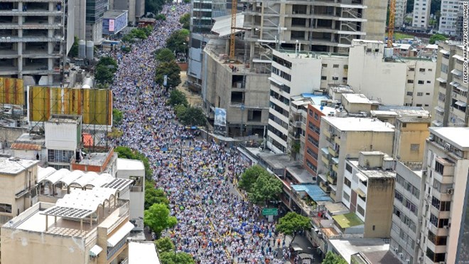 Dòng người tham gia cuộc tuần hành ở Caracas. (Nguồn: CNN)