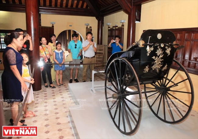 Chiếc xe kéo tay của Hoàng Thái Hậu Từ Minh thu hút sự quan tâm của du khách khi tham quan không gian nhà Tả Trà