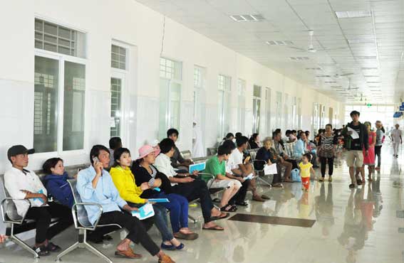 Người dân chờ lĩnh thuốc BHYT tại Bệnh viện đa khoa khu vực Long Khánh.