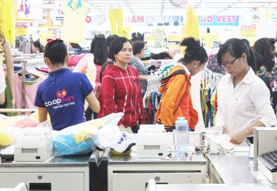 Khách hàng đên mua sắm tại siêu thị Co.op Mart Biên Hòa.