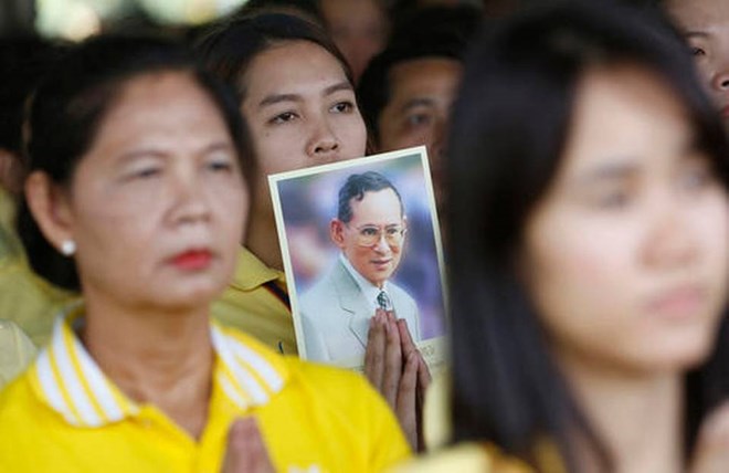 Người dân Thái Lan theo dõi tình hình sức khỏe của Nhà vua Bhumibol Adulyadej. (Nguồn: AP)