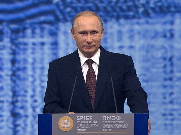 Tổng thống Nga Vladimir Putin phát biểu tại EEF-2. (Nguồn: forumvostok.ru)