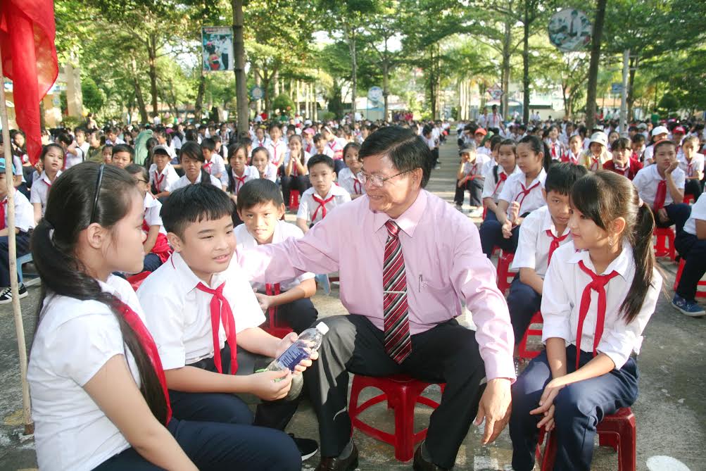 giáo viên Trường THCS Hùng Vương (huyện Trảng Bom) trò chuyện, động viên các em học sinh khối 6 mới vào trường trong ngày khai giảng
