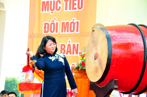 Phó chủ tịch nước Đặng Thị Ngọc Thịnh đánh trống khai giảng năm học mới.
