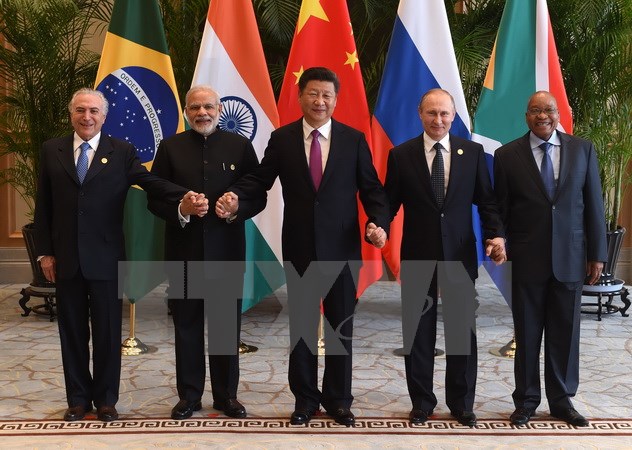 Các nhà lãnh đạo Nhóm BRICS trong cuộc gặp tại Hàng Châu. (Nguồn: AFP/TTXVN)