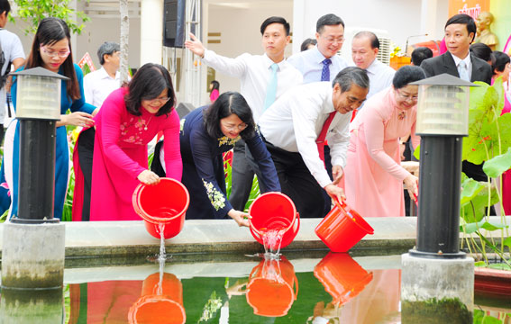 Phó chủ tịch nước Đặng Thị Ngọc Thịnh cùng các đồng chí lãnh đạo tỉnh tham gia thả cá.