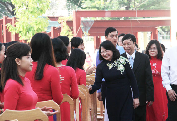 Phó chủ tịch nước Đặng Thị Ngọc Thịnh gặp gỡ giáo viên nhà trường.