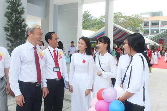 Đồng chí Nguyễn Phú Cường (bìa trái), Bí thư Tỉnh ủy trò chuyện với thầy và trò Trường THPT Long Thành