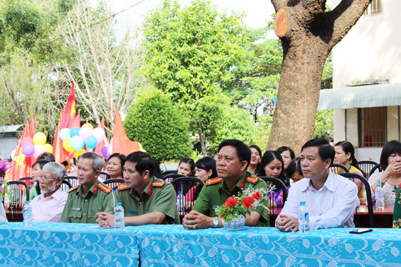 Đại tá Huỳnh Tiến Mạnh cùng các đại biểu tham dự lễ khai giảng tại trường PTTH Trị An