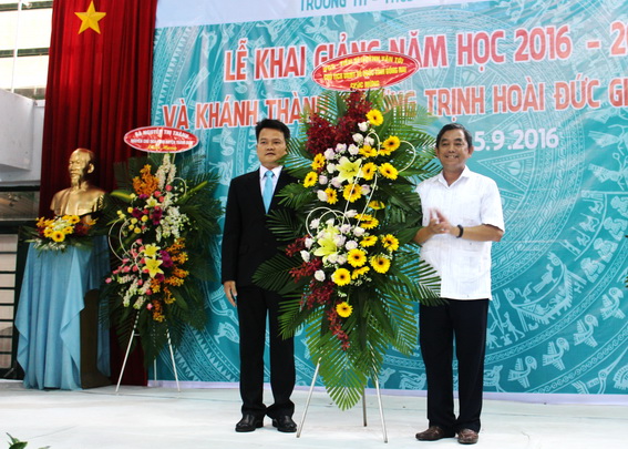 Đồng chí Huỳnh Văn Tới tặng hoa chúc mừng nhân ngày khai giảng