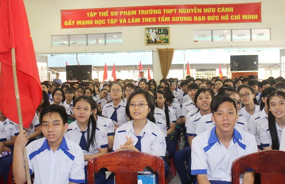 Hơn 1 ngàn học sinh Trường THPT Nguyễn Hữu Cảnh tham dự lễ khai giảng năm học mới 