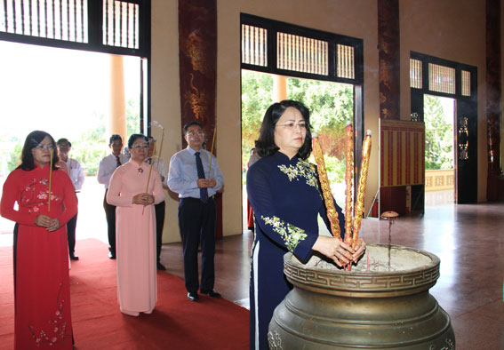 Phó chủ tịch nước Đặng Thị Ngọc Thịnh dâng hương tại Văn miếu Trấn Biên
