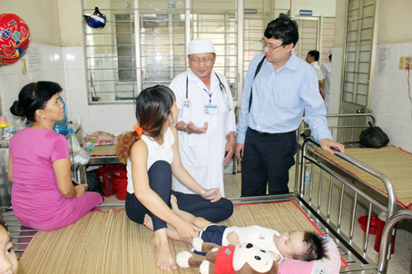 TS.Nguyễn Vũ Thượng, Phó viện trưởng Viện Pasteur TP.Hồ Chí Minh (bìa phải) kiểm tra công tác điều trị sốt xuất huyết tại Bệnh viện nhi đồng Đồng Nai. Ảnh: Đ.Ngọc