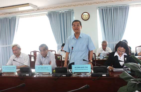 Chủ tịch UBND tỉnh Đinh Quốc Thái, Chủ tịch Hội đồng thi đua khen thưởng tỉnh báo cáo tại buổi làm việc.