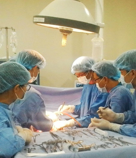 Các bác sĩ Khoa Ngoại lồng ngực Bệnh viện đa khoa Thống Nhất phẫu thuật cho bệnh nhân Nguyễn Quang Vinh. (Ảnh do bệnh viện cung cấp)