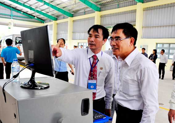 Phó chủ tịch UBND tỉnh Trần Văn Vĩnh tham quan dây chuyền kiểm định có kết nối mạng.