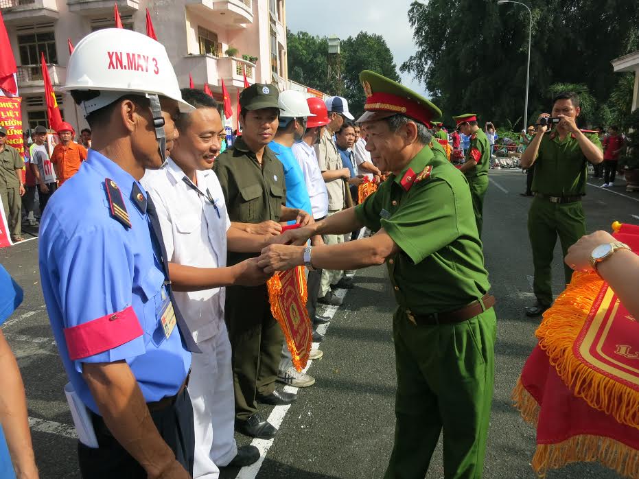 Đại tá Vũ Xuân Tiến trao cờ lưu niệm cho các đội tham gia hội thao