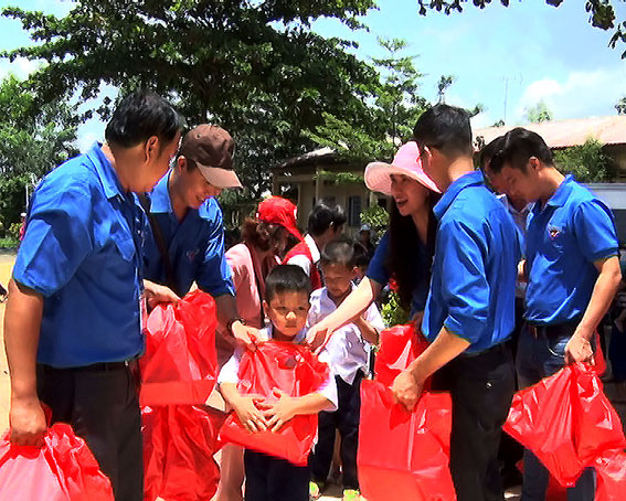 Các đoàn viên thuộc Đoàn cơ sở Đài PT-TH Đồng Nai, trao quà cho các em học sinh.