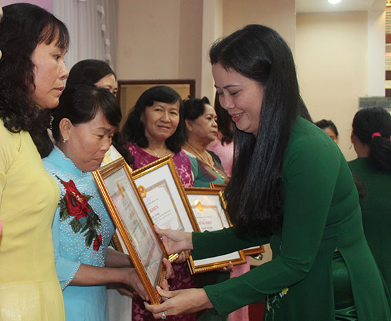 Đồng chí Lê Thị Ngọc Loan, Chủ tịch Hội Liên hiệp phụ nữ tỉnh tặng bằng khen cho các cá nhân phụ nữ làm kinh tế giỏi