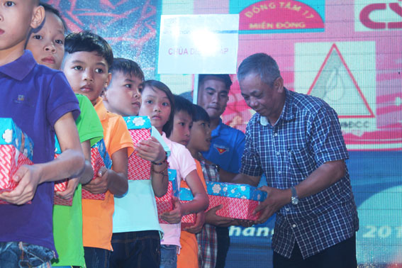 Ông Cao Ngọc Đức, Phó tổng giám đốc Tổng công ty Tín Nghĩa tặng quà cho các em thiếu nhi tại cơ sở Nhà nuôi trẻ mồ côi Chùa Diệu Pháp